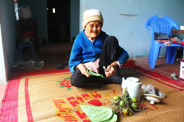 Mujer haciendo betel con betel y areca — Foto de Stock