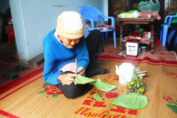 Kvinna att göra betelnötter med betel och areca — Stockfoto