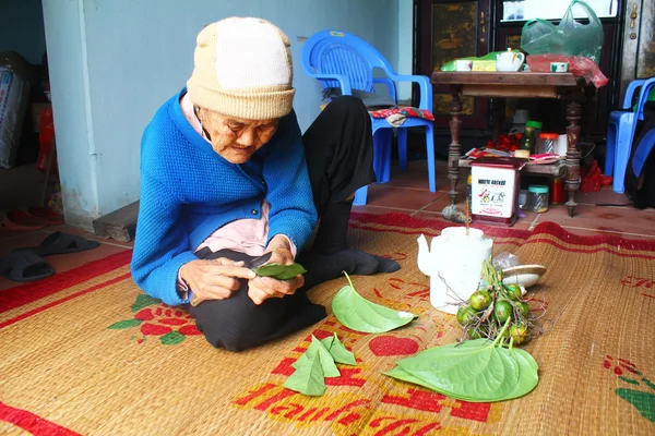 Mujer haciendo betel con betel y areca — Foto de Stock