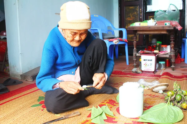 Mulher fazendo betel com betel e areca — Fotografia de Stock