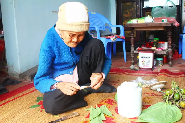 Vrouw maken van betel met betel en areca — Stockfoto