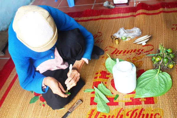 Mujer haciendo betel con betel y areca — Foto de Stock