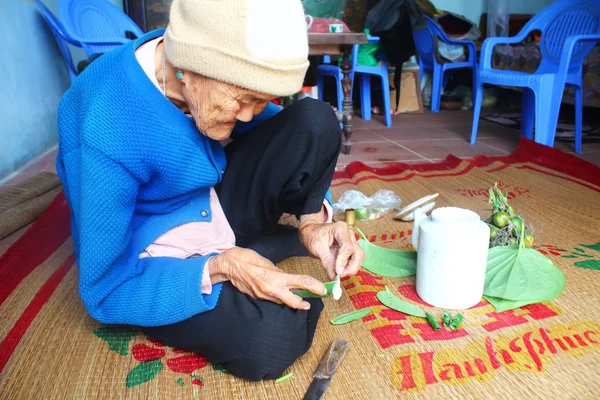 Femme faisant du bétel avec du bétel et de l'areca — Photo