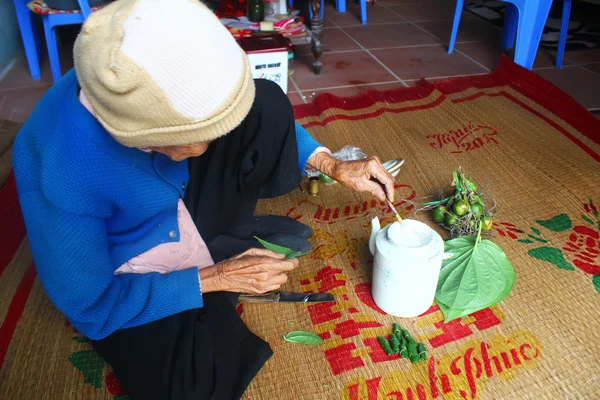 Kvinna att göra betelnötter med betel och areca — Stockfoto