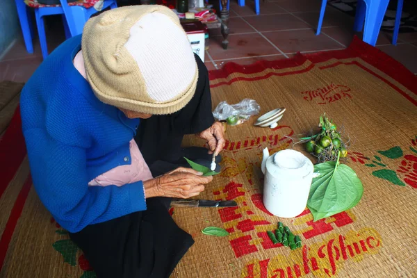 Kvinna att göra betelnötter med betel och areca — Stockfoto