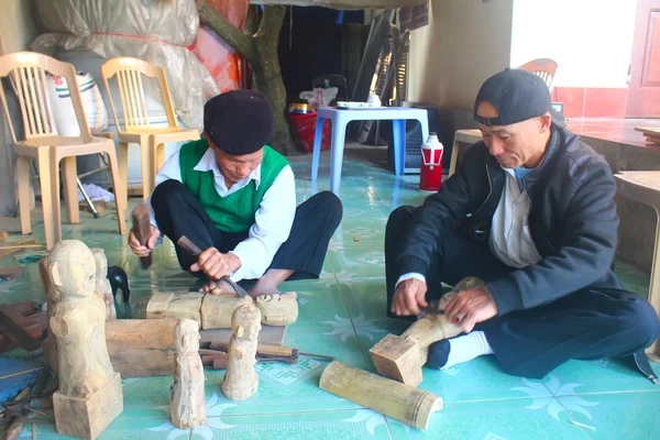 Artisans make water puppetry in Vietnam — Stock Photo, Image