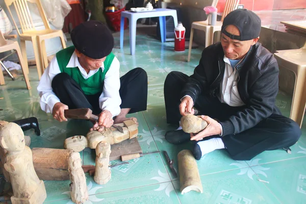 Ambachtslieden maken water poppentheater in Vietnam — Stockfoto