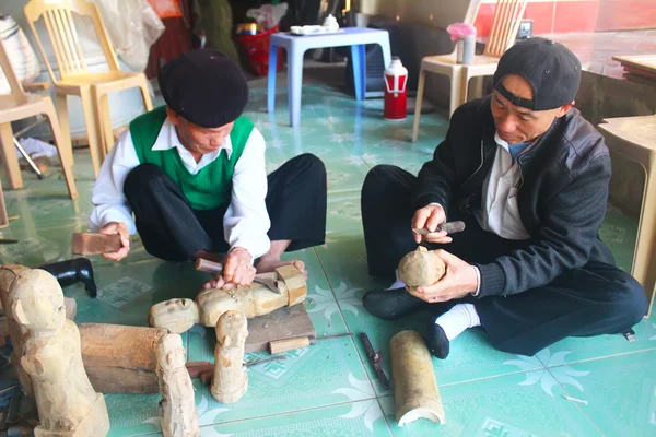 Ремесленники делают водные куклы во Вьетнаме — стоковое фото