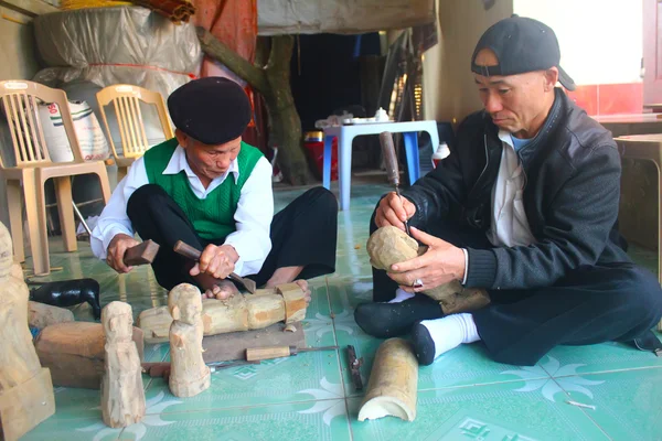 Kunsthandwerker stellen Wasserpuppen in Vietnam her — Stockfoto
