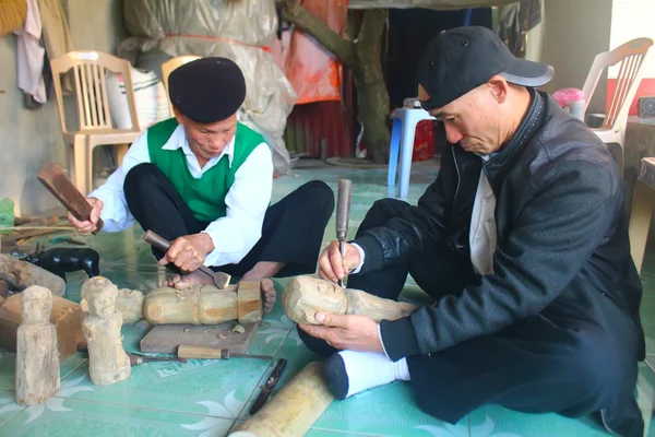 Ambachtslieden maken water poppentheater in Vietnam — Stockfoto