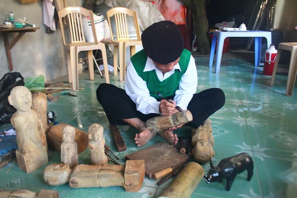 Hantverkare gör vatten dockteater i Vietnam — Stockfoto