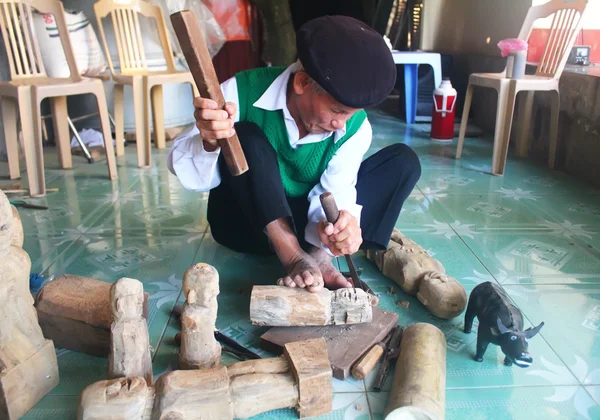 Ремісники зробити воду ляльковий театр у В'єтнамі — стокове фото