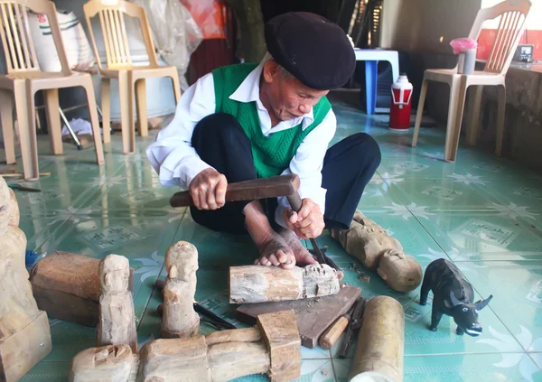 Hantverkare gör vatten dockteater i Vietnam — Stockfoto