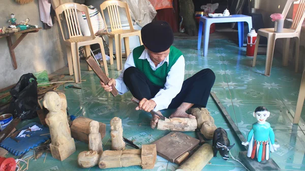 Rzemieślników zrobić wodny teatr lalek w Wietnamie — Zdjęcie stockowe