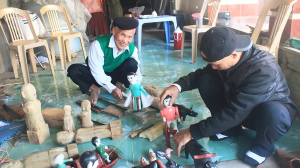 Rzemieślników zrobić wodny teatr lalek w Wietnamie — Zdjęcie stockowe