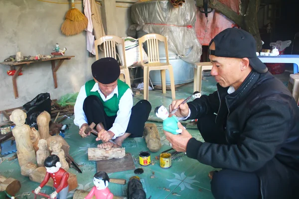 Ambachtslieden maken water poppentheater in Vietnam — Stockfoto