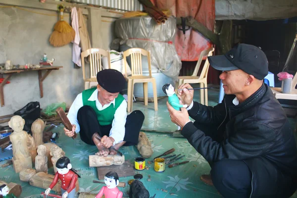 工匠们在越南做水木偶 — 图库照片