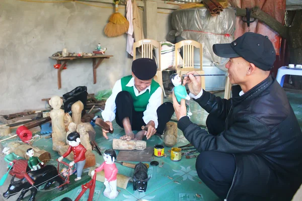 Hantverkare gör vatten dockteater i Vietnam — Stockfoto