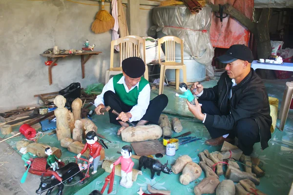 Artisans make water puppetry in Vietnam — Stock Photo, Image