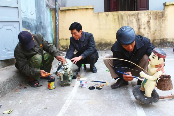 工匠们在越南做水木偶 — 图库照片