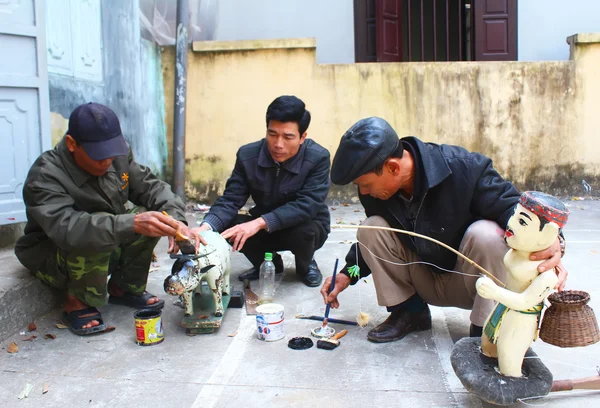 Hantverkare gör vatten dockteater i Vietnam — Stockfoto