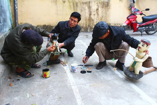 Artesanos hacen títeres de agua en Vietnam —  Fotos de Stock