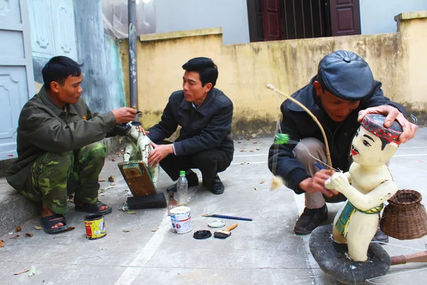 Hantverkare gör vatten dockteater i Vietnam — Stockfoto