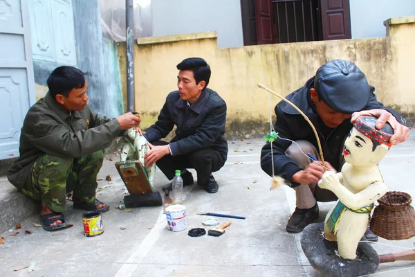 Artigiani fanno burattini d'acqua in Vietnam — Foto Stock