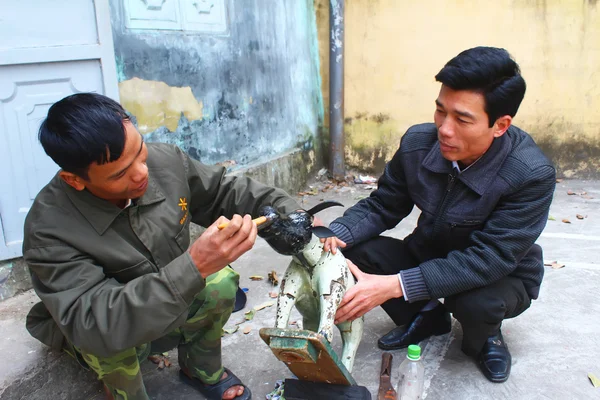 Hantverkare gör vatten dockteater i Vietnam — Stockfoto