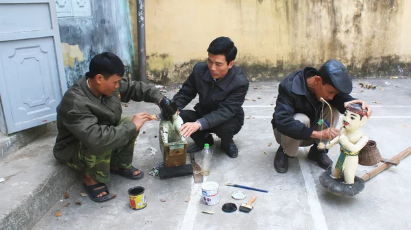 Hantverkare gör vatten dockteater i Vietnam — Stockfoto