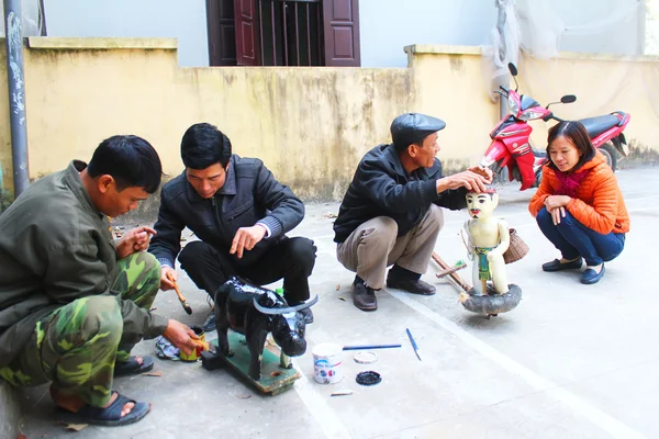 Kunsthandwerker stellen Wasserpuppen in Vietnam her — Stockfoto