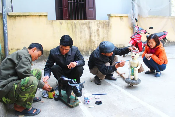 Hantverkare gör vatten dockteater i Vietnam — Stockfoto