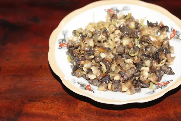 Penutup makan siput goreng dengan tangkai rumput lemon — Stok Foto