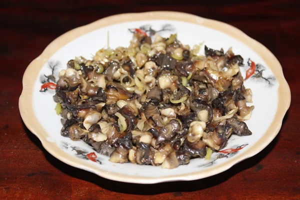 Penutup makan siput goreng dengan tangkai rumput lemon — Stok Foto