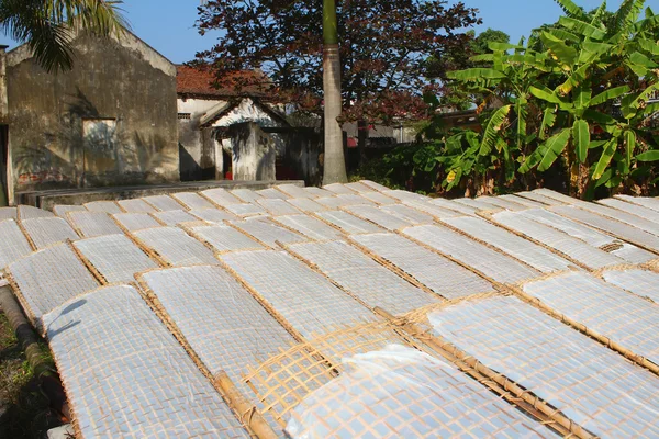 Tradicionalmente feito secagem de papel de arroz ao sol, Vietnã — Fotografia de Stock