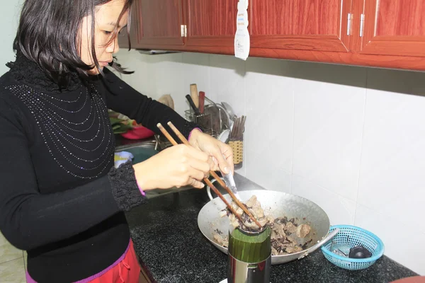 Woman make spring rolls — Stock Photo, Image