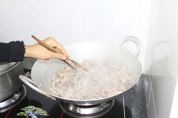 Woman make spring rolls — Stock Photo, Image