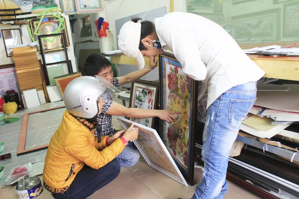 Vakman werken op frame in frame-winkel — Stockfoto