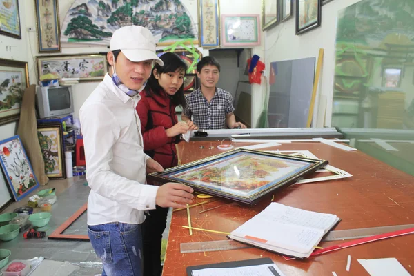 Vakman werken op frame in frame-winkel — Stockfoto