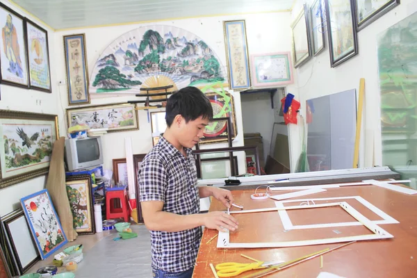 Artigiano che lavora su telaio nel negozio di cornici — Foto Stock