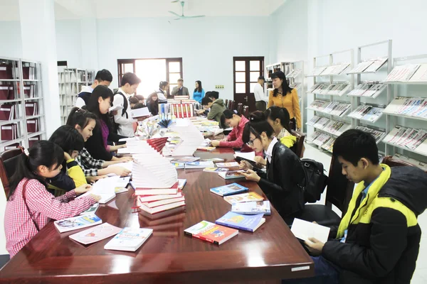 Μαθητές που διαβάζουν στη βιβλιοθήκη — Φωτογραφία Αρχείου