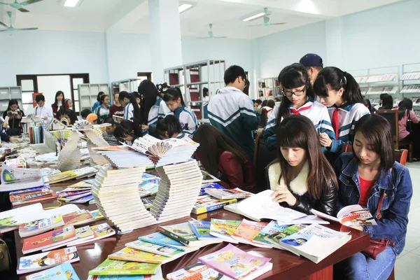 Studenci czytający w bibliotece — Zdjęcie stockowe