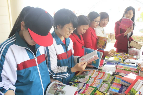 Étudiants lisant à la bibliothèque — Photo