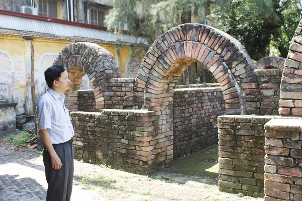 Archaeologists and ancient tombs — Stock Photo, Image