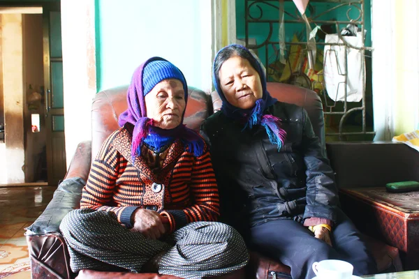 Iki yaşlı kadın Türküler şarkı — Stok fotoğraf