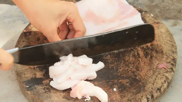 Cut meat with a knife — Stock Photo, Image