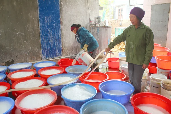 People processing Kudzu flour — Stock Photo, Image