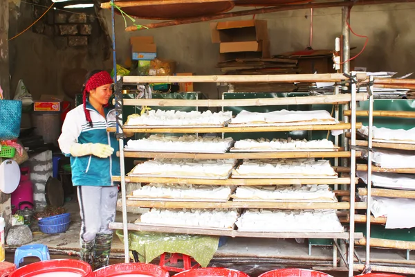 Ludzie przetwarzania Kudzu mąki — Zdjęcie stockowe
