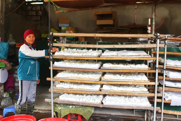 People processing Kudzu flour — Stock Photo, Image