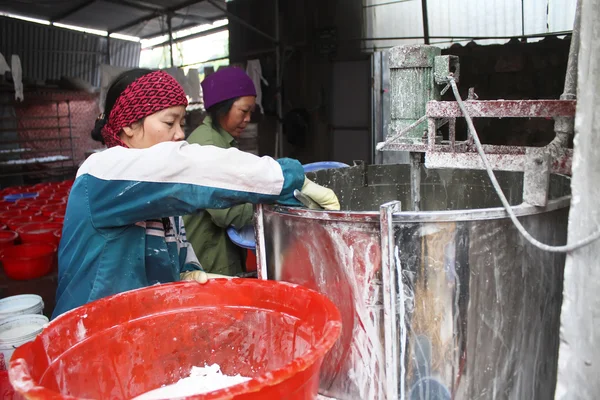 People processing Kudzu flour — Stock Photo, Image
